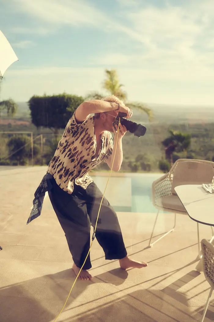 Max Kruggel fotografiert an einer Außenlocation mit Pool im Gegenlicht