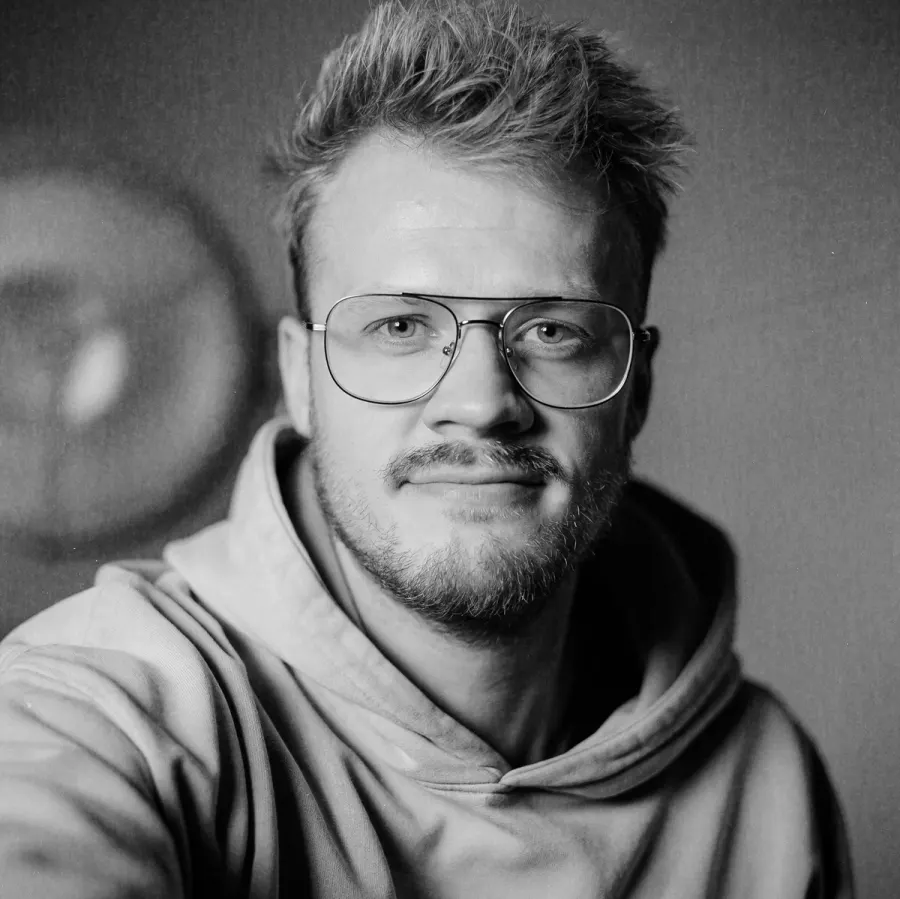 Schwarzweiß-Portrait von Max Kruggel mit Brille