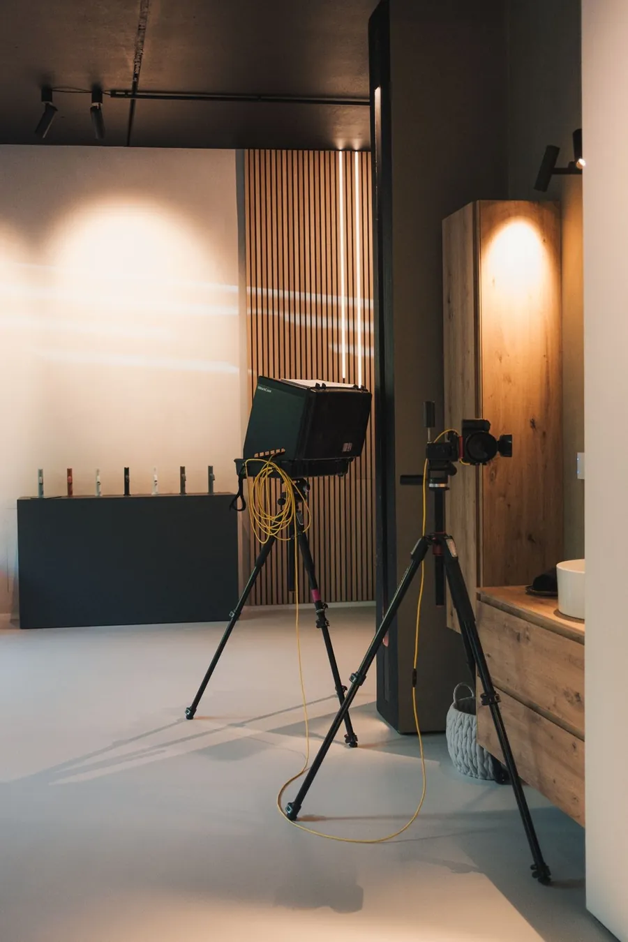 Kamera auf Stativ mit Monitor vor einem Waschtisch im Bad-Showroom, Praxisteil im Workshop zur Referenzfotografie